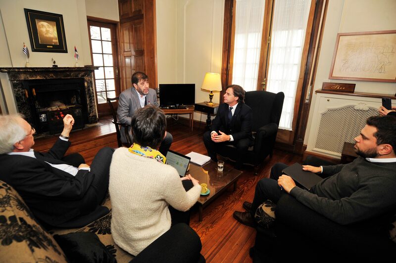 El jefe de Estado en la oficina del presidente del Frente Amplio junto a Fernando Pereira. Foto: Presidencia de la República. El jefe de Estado en la oficina del presidente del Frente Amplio junto a Fernando Pereira. Foto: Presidencia de la República.