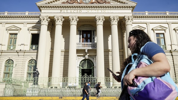 Fitch rebaja a El Salvador a CC: impago se vuelve más "probable" Fitch rebaja a El Salvador a CC: impago se vuelve más "probable"