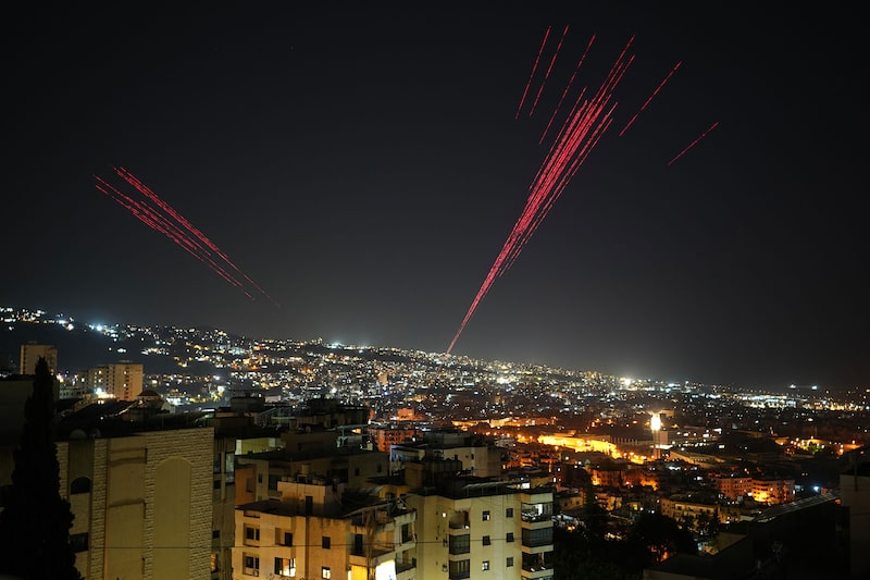 Suspensão dos combates entre Israel e Hezbollah melhora perspectivas para negociações paralelas entre Washington e Teerã. (AP Photo/Hassan Ammar) Suspensão dos combates entre Israel e Hezbollah melhora perspectivas para negociações paralelas entre Washington e Teerã. (AP Photo/Hassan Ammar)