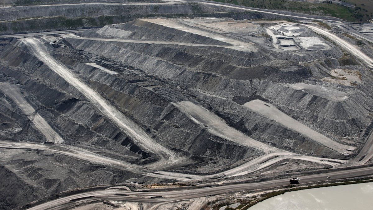 Un camión de volteo circula por una vía de transporte junto a una mina a cielo abierto en las operaciones de Bulga Coal, propiedad de Glencore.