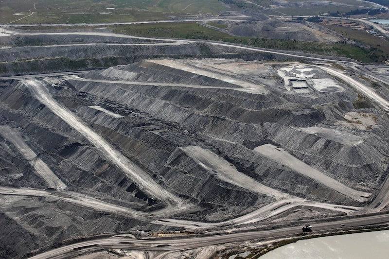 Un camión volquete circula por una carretera de transporte junto a una mina a cielo abierto en las instalaciones de Bulga Coal, propiedad de Glencore Plc, en esta fotografía aérea tomada cerca de Singleton, Australia, el sábado 3 de octubre de 2015. Un camión volquete circula por una carretera de transporte junto a una mina a cielo abierto en las instalaciones de Bulga Coal, propiedad de Glencore Plc, en esta fotografía aérea tomada cerca de Singleton, Australia, el sábado 3 de octubre de 2015.
