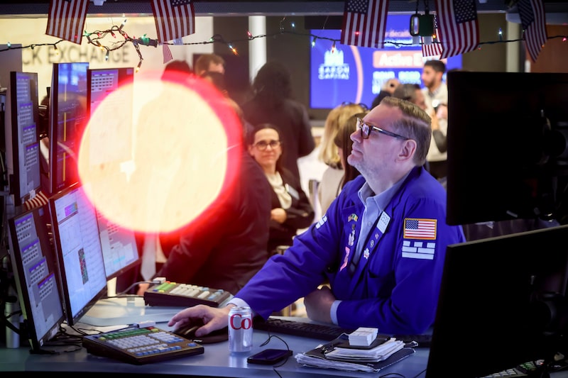 A trader works on the floor of the New York Stock Exchange (NYSE) in New York, US, on Monday, Dec. 15, 2025. The last full trading week of 2025 started with stocks falling and bonds rising as Wall Street geared up for key economic data that will help shape the Federal Reserve rate outlook. Photographer: Michael Nagle/Bloomberg A trader works on the floor of the New York Stock Exchange (NYSE) in New York, US, on Monday, Dec. 15, 2025. The last full trading week of 2025 started with stocks falling and bonds rising as Wall Street geared up for key economic data that will help shape the Federal Reserve rate outlook. Photographer: Michael Nagle/Bloomberg