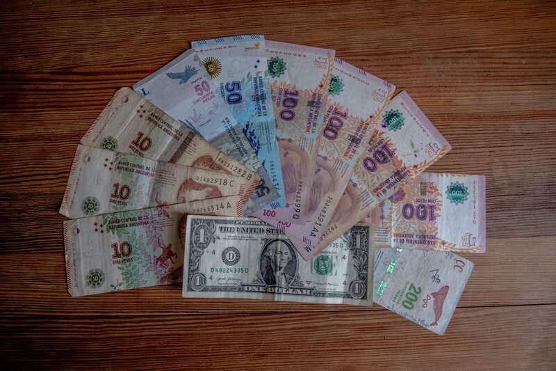 El peso se debilita frente al dólar El peso se debilita frente al dólar