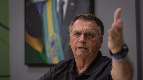 Jair Bolsonaro cayó y se golpeó la cabeza mientras dormía en su celda Jair Bolsonaro cayó y se golpeó la cabeza mientras dormía en su celda