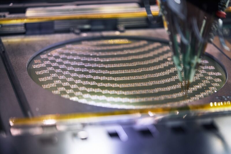 10 de septiembre de 2025, Taipéi, Taiwán. El probador de sonda voladora SPEA expuesto en Semicon, en el centro de exposiciones Nangang de Taipéi. La máquina comprueba el funcionamiento de componentes pequeños. 10 de septiembre de 2025, Taipéi, Taiwán. El probador de sonda voladora SPEA expuesto en Semicon, en el centro de exposiciones Nangang de Taipéi. La máquina comprueba el funcionamiento de componentes pequeños.