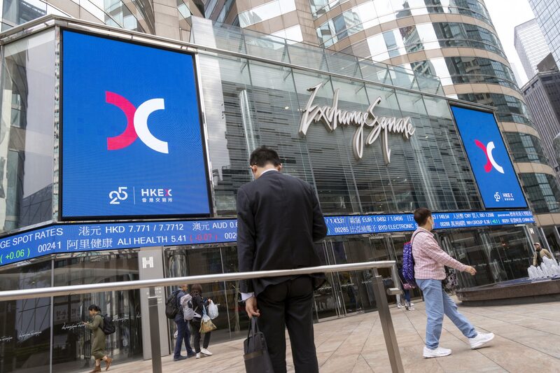 Los índices de referencia de la renta variable de Hong Kong subieron alrededor de un 2%, impulsados por las acciones de BYD Co. que alcanzaron un récord tras presentar un nuevo sistema de carga para coches eléctricos. Los índices de referencia de la renta variable de Hong Kong subieron alrededor de un 2%, impulsados por las acciones de BYD Co. que alcanzaron un récord tras presentar un nuevo sistema de carga para coches eléctricos.