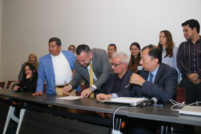 Se estudiará un incremento de la prima de antigüedad, reconocimiento de pago de horas extras e incremento de la bonificación por recreación, en entidades nacionales y territoriales, indicó el Ministerio. Se estudiará un incremento de la prima de antigüedad, reconocimiento de pago de horas extras e incremento de la bonificación por recreación, en entidades nacionales y territoriales, indicó el Ministerio.