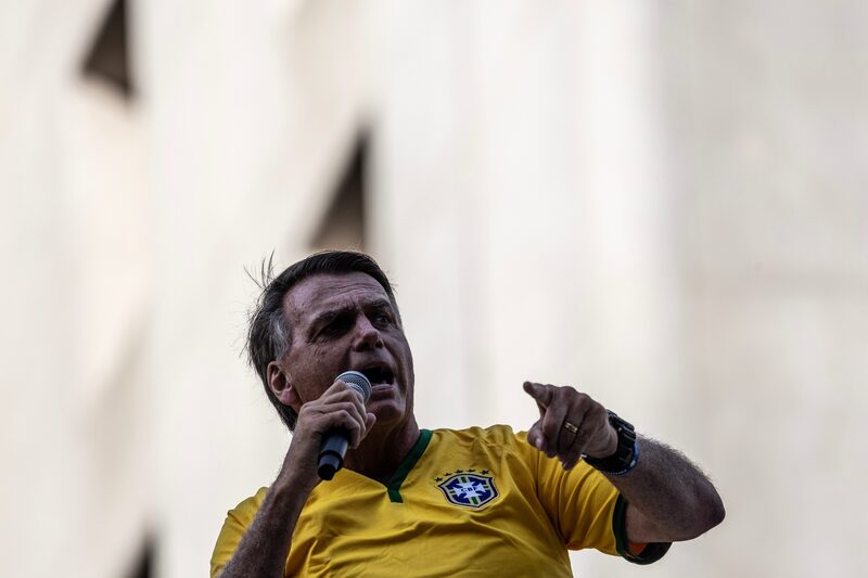 La policía brasileña investigará la aparente extensa visita del expresidente Jair Bolsonaro a la embajada de Hungría en los días posteriores a la confiscación de su pasaporte. La policía brasileña investigará la aparente extensa visita del expresidente Jair Bolsonaro a la embajada de Hungría en los días posteriores a la confiscación de su pasaporte.