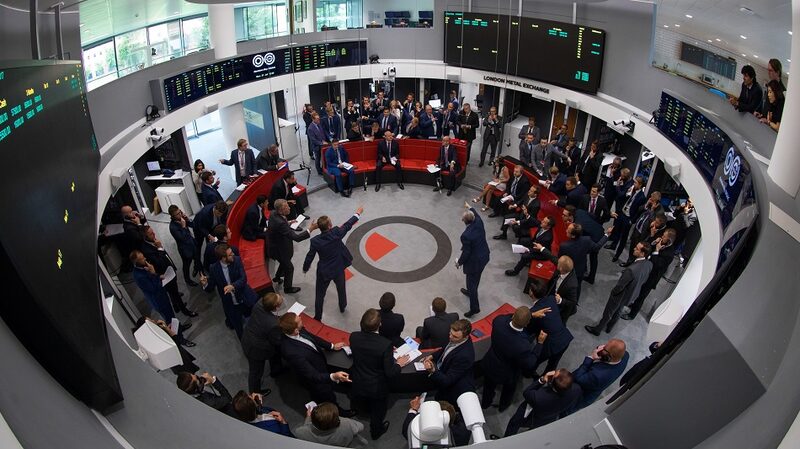 A parada forçada é embaraçosa para a instituição londrina de 145 anos, que é a principal bolsa para definir preços e negociar alguns dos metais A parada forçada é embaraçosa para a instituição londrina de 145 anos, que é a principal bolsa para definir preços e negociar alguns dos metais