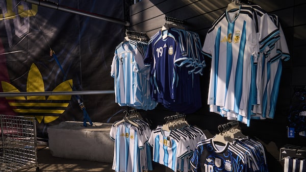Rivalidade fora de campo: Argentina x Inglaterra reacende disputa pelas Malvinas Rivalidade fora de campo: Argentina x Inglaterra reacende disputa pelas Malvinas