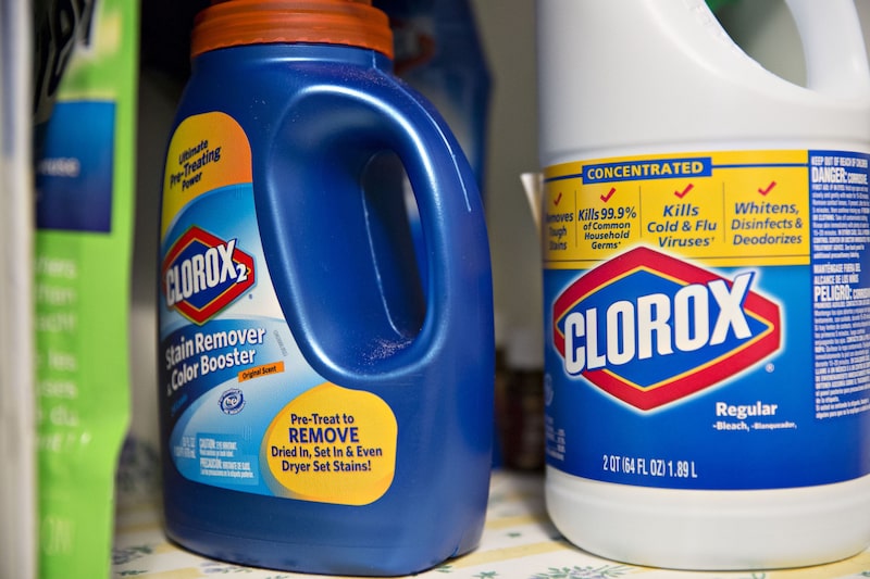 Botellas de removedor de manchas y blanqueador de Clorox Co. están dispuestas para una fotografía en Princeton, Illinois, Estados Unidos, el miércoles 26 de octubre de 2016. The Colorox Co. tiene previsto publicar sus resultados el 2 de noviembre. Botellas de removedor de manchas y blanqueador de Clorox Co. están dispuestas para una fotografía en Princeton, Illinois, Estados Unidos, el miércoles 26 de octubre de 2016. The Colorox Co. tiene previsto publicar sus resultados el 2 de noviembre.