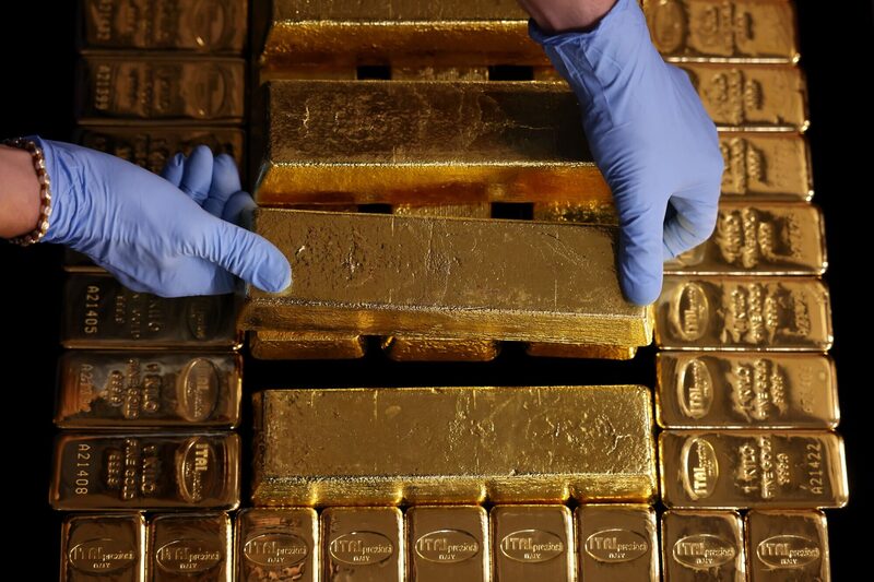 El oro al contado bajó 0,5% a US$3,364.69 la onza a partir de las 2:28p.m. en Singapur. El oro al contado bajó 0,5% a US$3,364.69 la onza a partir de las 2:28p.m. en Singapur.