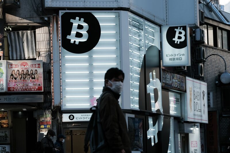 Un peatón pasa por delante de una tienda de Sakura Bitcoin Exchange Inc. en el distrito de Shibuya de Tokio. Fotógrafo: Soichiro Koriyama/Bloomberg Un peatón pasa por delante de una tienda de Sakura Bitcoin Exchange Inc. en el distrito de Shibuya de Tokio. Fotógrafo: Soichiro Koriyama/Bloomberg