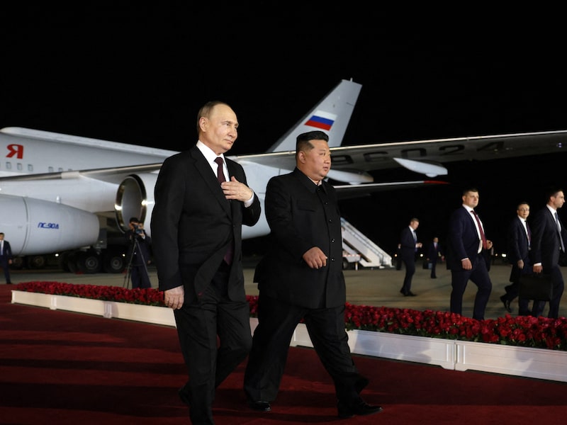 La asociación estratégica integral que Putin firmó con el líder norcoreano Kim Jong Un en junio compromete a ambas partes a ayudarse mutuamente si una de ellas es atacada. La Cámara Baja del Parlamento ruso ratificó el acuerdo el mes pasado, el mismo día en que Putin evitó responder si ya había tropas norcoreanas en el país.
Ucrania, Estados Unidos y Corea del Sur han informado de que unos 10.000 soldados norcoreanos se encuentran en la región rusa de Kursk, donde las fuerzas ucranianas ocupan parte del territorio fronterizo. Ucrania dijo el lunes que sus tropas se habían enfrentado por primera vez a soldados norcoreanos, tras el despliegue que los aliados de Kiev en la OTAN han calificado de escalada bélica del Kremlin.
Por qué las tropas norcoreanas en Rusia preocupan a Ucrania: QuickTake
Kim prometió «apoyar incondicionalmente» a Rusia en su invasión de Ucrania durante la primera visita de Putin a Pyongyang en 24 años. El Presidente de Estados Unidos, Joe Biden, dijo la semana pasada que Ucrania debería atacar a las fuerzas norcoreanas si entran en el país para luchar. La asociación estratégica integral que Putin firmó con el líder norcoreano Kim Jong Un en junio compromete a ambas partes a ayudarse mutuamente si una de ellas es atacada. La Cámara Baja del Parlamento ruso ratificó el acuerdo el mes pasado, el mismo día en que Putin evitó responder si ya había tropas norcoreanas en el país.
Ucrania, Estados Unidos y Corea del Sur han informado de que unos 10.000 soldados norcoreanos se encuentran en la región rusa de Kursk, donde las fuerzas ucranianas ocupan parte del territorio fronterizo. Ucrania dijo el lunes que sus tropas se habían enfrentado por primera vez a soldados norcoreanos, tras el despliegue que los aliados de Kiev en la OTAN han calificado de escalada bélica del Kremlin.
Por qué las tropas norcoreanas en Rusia preocupan a Ucrania: QuickTake
Kim prometió «apoyar incondicionalmente» a Rusia en su invasión de Ucrania durante la primera visita de Putin a Pyongyang en 24 años. El Presidente de Estados Unidos, Joe Biden, dijo la semana pasada que Ucrania debería atacar a las fuerzas norcoreanas si entran en el país para luchar.