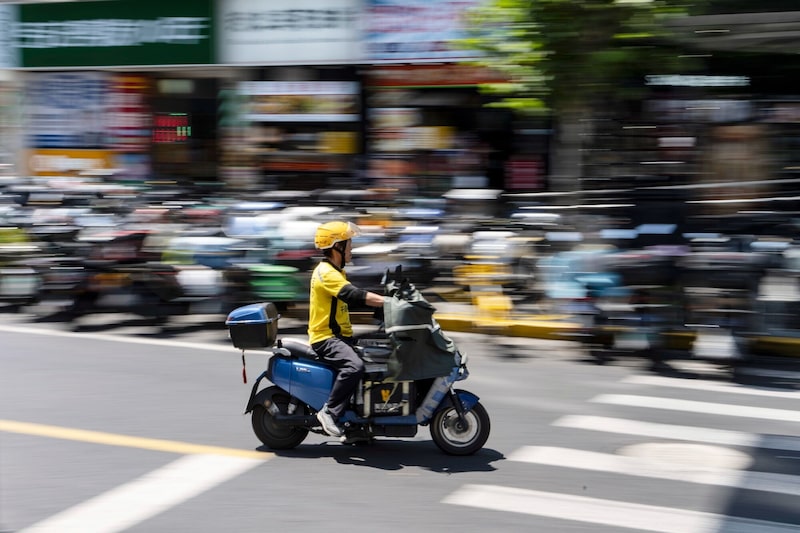 Un repartidor de Meituan en Shanghái. Un repartidor de Meituan en Shanghái.
