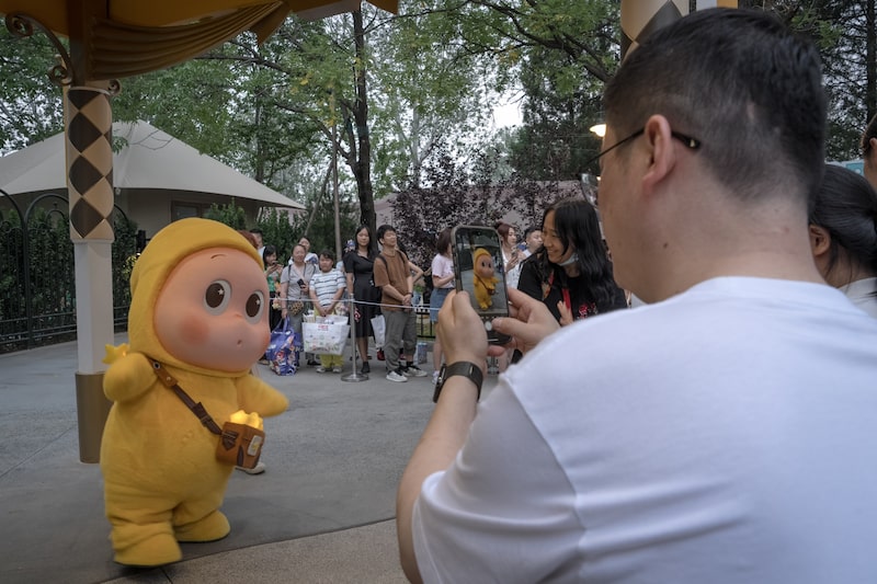 Un actor vestido como el personaje Twinkle Twinkle en el parque temático Pop Land en Beijing. Fotógrafo: Na Bian/Bloomberg. Un actor vestido como el personaje Twinkle Twinkle en el parque temático Pop Land en Beijing. Fotógrafo: Na Bian/Bloomberg.
