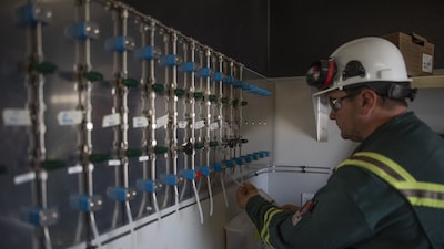 Guerra en Irán activa otro golpe silencioso: el helio presiona precios y a industria de chips Guerra en Irán activa otro golpe silencioso: el helio presiona precios y a industria de chips