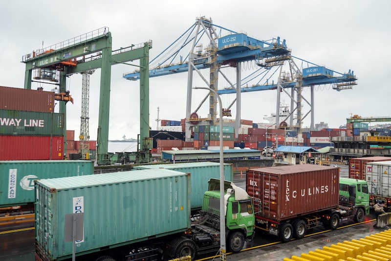 Camiones contenedores hacen fila para ingresar al puerto de Keelung en Keelung, Taiwán. Fotógrafo: Billy HC Kwok/Bloomberg. Camiones contenedores hacen fila para ingresar al puerto de Keelung en Keelung, Taiwán. Fotógrafo: Billy HC Kwok/Bloomberg.