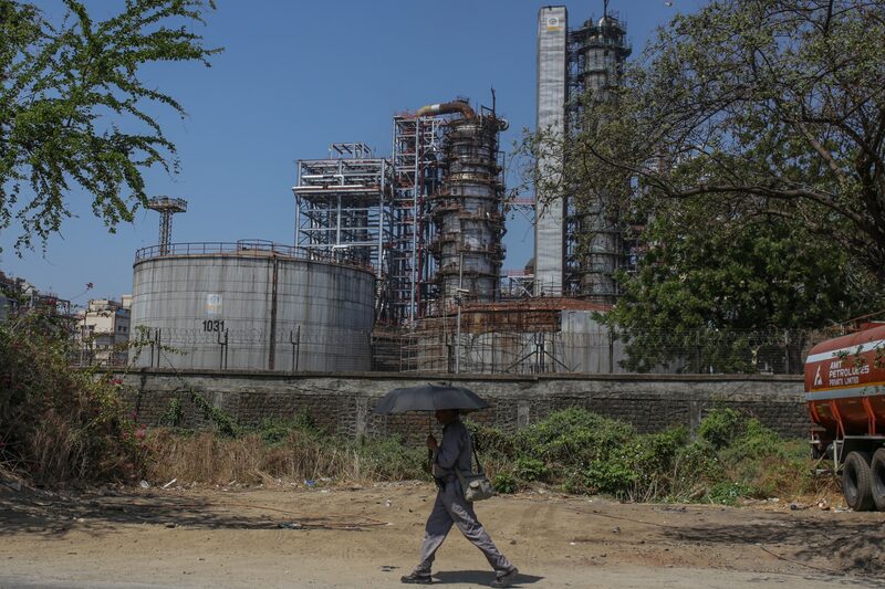 Para 2030, el consumo mundial de petróleo aumentará en 11,1 millones de barriles diarios hasta alcanzar una media de 113,3 millones al día, según las previsiones de la OPEP. Para 2030, el consumo mundial de petróleo aumentará en 11,1 millones de barriles diarios hasta alcanzar una media de 113,3 millones al día, según las previsiones de la OPEP.