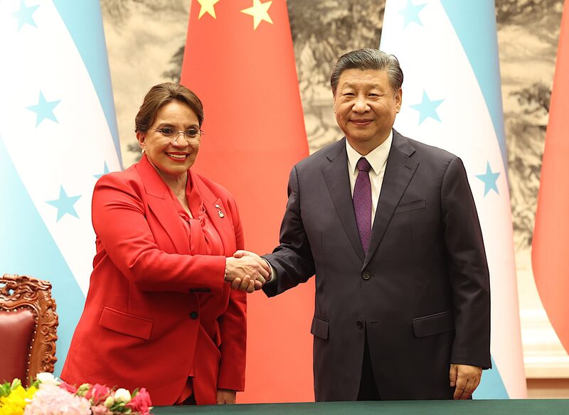 El presidente Xi Jinping y la presidenta Xiomara Castro, este lunes 12 de junio en Pekín. El presidente Xi Jinping y la presidenta Xiomara Castro, este lunes 12 de junio en Pekín.