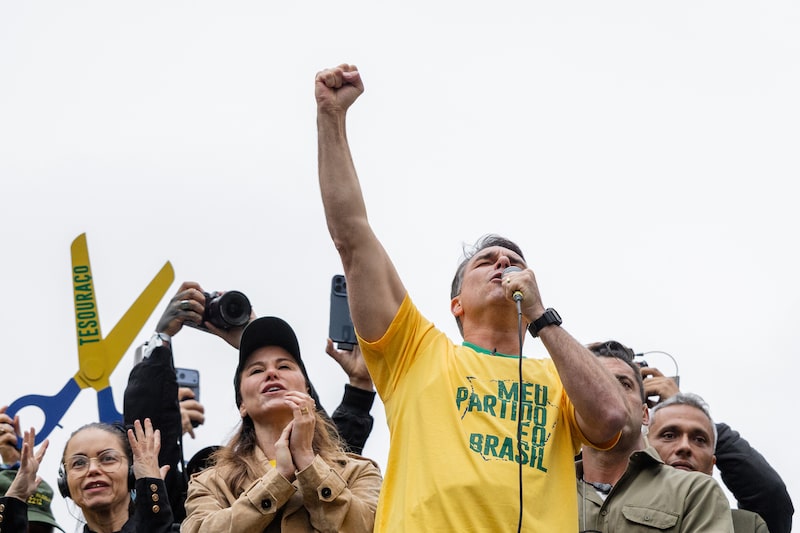 Flavio Bolsonaro pronuncia un discurso durante un mitin de campaña con motivo del Día de la Independencia en São Paulo, Brasil. Fotógrafa: Maira Erlich/Bloomberg. Flavio Bolsonaro pronuncia un discurso durante un mitin de campaña con motivo del Día de la Independencia en São Paulo, Brasil. Fotógrafa: Maira Erlich/Bloomberg.