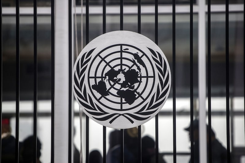 El logotipo de las Naciones Unidas (ONU) se exhibe frente a la sede de la organización en Nueva York, EE.UU. El logotipo de las Naciones Unidas (ONU) se exhibe frente a la sede de la organización en Nueva York, EE.UU.