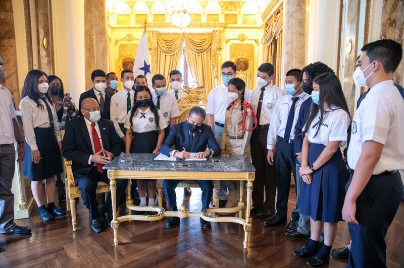 La ley, previamente aprobada por la Asamblea Nacional, introduce las recomendaciones que entregó el Grupo de Acción Financiera Internacional (Gafi) y que forma parte del Plan de Acción que adelanta el gobierno panameño. Foto: Presidencia de Panamá La ley, previamente aprobada por la Asamblea Nacional, introduce las recomendaciones que entregó el Grupo de Acción Financiera Internacional (Gafi) y que forma parte del Plan de Acción que adelanta el gobierno panameño. Foto: Presidencia de Panamá
