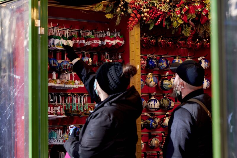 Compradores en las tiendas navideñas de Urbanspace, en Bryant Park en Nueva York. Compradores en las tiendas navideñas de Urbanspace, en Bryant Park en Nueva York.
