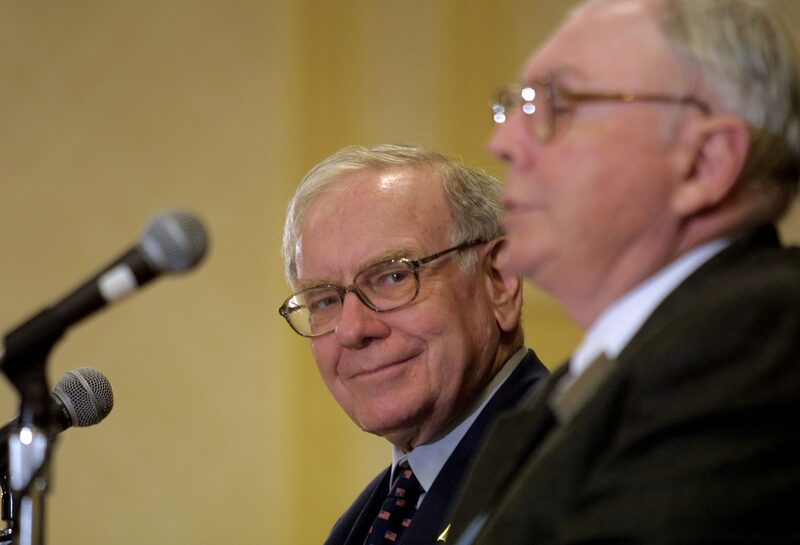 Warren Buffett e Charlie Munger após o encontro anual com acionistas da Berkshire Hathaway em 2002 (Foto: Eric Francis/Getty Images) Warren Buffett e Charlie Munger após o encontro anual com acionistas da Berkshire Hathaway em 2002 (Foto: Eric Francis/Getty Images)