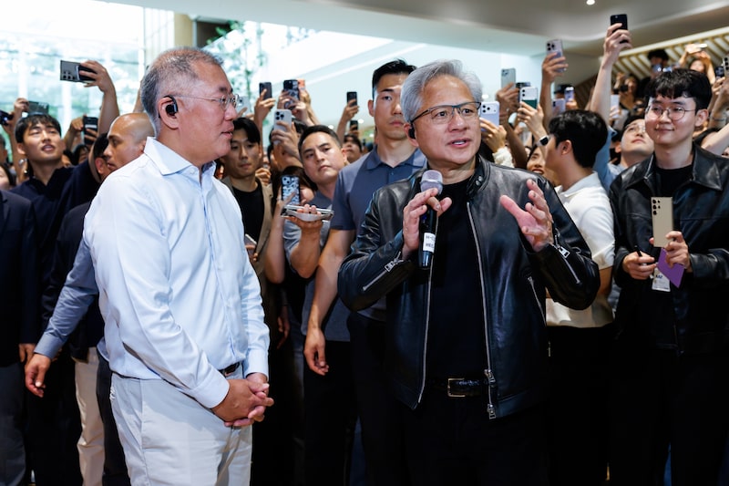 Jensen Huang, a la derecha en el centro, habla junto a Chung Euisun en la sede de Hyundai Motor en Seúl, el 8 de junio. Fotógrafo: SeongJoon Cho/Bloomberg Jensen Huang, a la derecha en el centro, habla junto a Chung Euisun en la sede de Hyundai Motor en Seúl, el 8 de junio. Fotógrafo: SeongJoon Cho/Bloomberg