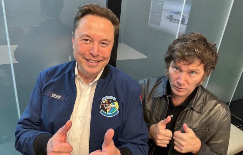 Elon Musk e Javier Milei, dois homens brancos de cabelos escuros Elon Musk e Javier Milei, dois homens brancos de cabelos escuros