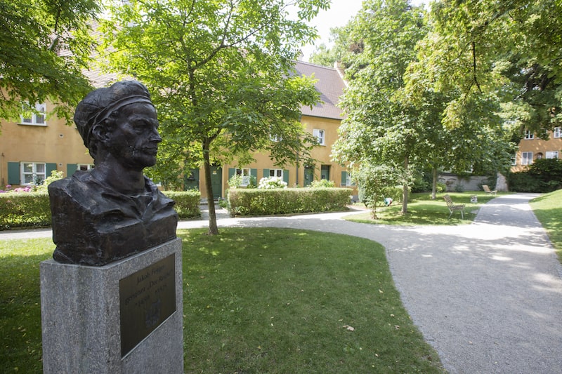 Um busto de Jakob Fugger no complexo de habitação social Fuggerei em Augsburg, Alemanha. Fotógrafo: Martin Leissl/Bloomberg Um busto de Jakob Fugger no complexo de habitação social Fuggerei em Augsburg, Alemanha. Fotógrafo: Martin Leissl/Bloomberg