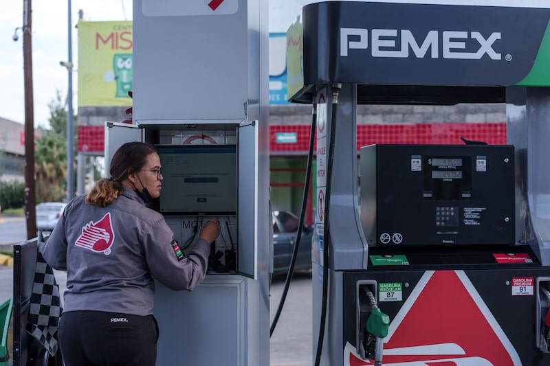 Una gasolinera de Petróleos Mexicanos (PEMEX) en Ciudad Juárez, estado de Chihuahua, Una gasolinera de Petróleos Mexicanos (PEMEX) en Ciudad Juárez, estado de Chihuahua,