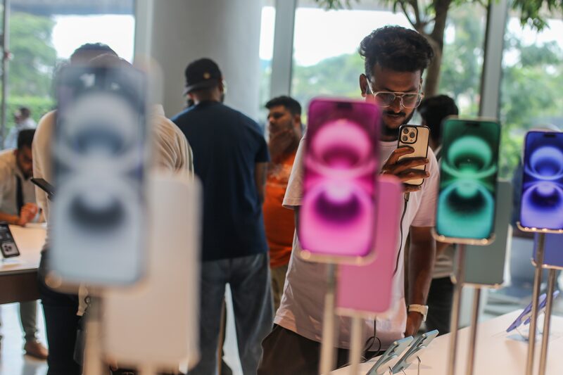Una tienda de Apple Inc. en Bombay. Una tienda de Apple Inc. en Bombay.