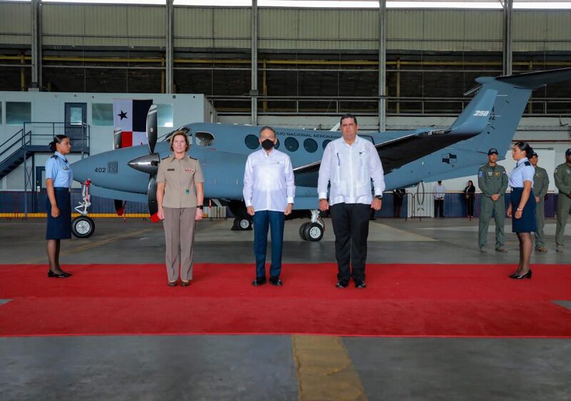 La general Laura J. Richardson, comandante del Comando Sur de los Estados Unidos, el presidente de Panamá, Laurentino Cortizo Cohen (al centro) y el Ministro de Seguridad Juan Pino. La general Laura J. Richardson, comandante del Comando Sur de los Estados Unidos, el presidente de Panamá, Laurentino Cortizo Cohen (al centro) y el Ministro de Seguridad Juan Pino.