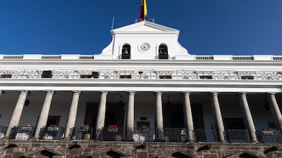 Ecuador vende US$4.000 millones en su primera operación de bonos tras la reestructuración Ecuador vende US$4.000 millones en su primera operación de bonos tras la reestructuración