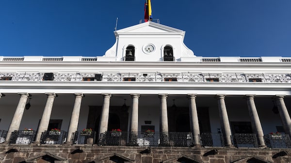 Ecuador vende US$4.000 millones en su primera operación de bonos tras la reestructuración Ecuador vende US$4.000 millones en su primera operación de bonos tras la reestructuración
