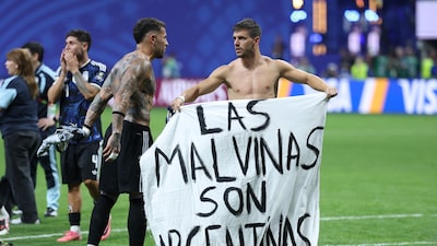 Ministro britânico pede investigação da Fifa por faixa da Argentina sobre as Malvinas Ministro britânico pede investigação da Fifa por faixa da Argentina sobre as Malvinas