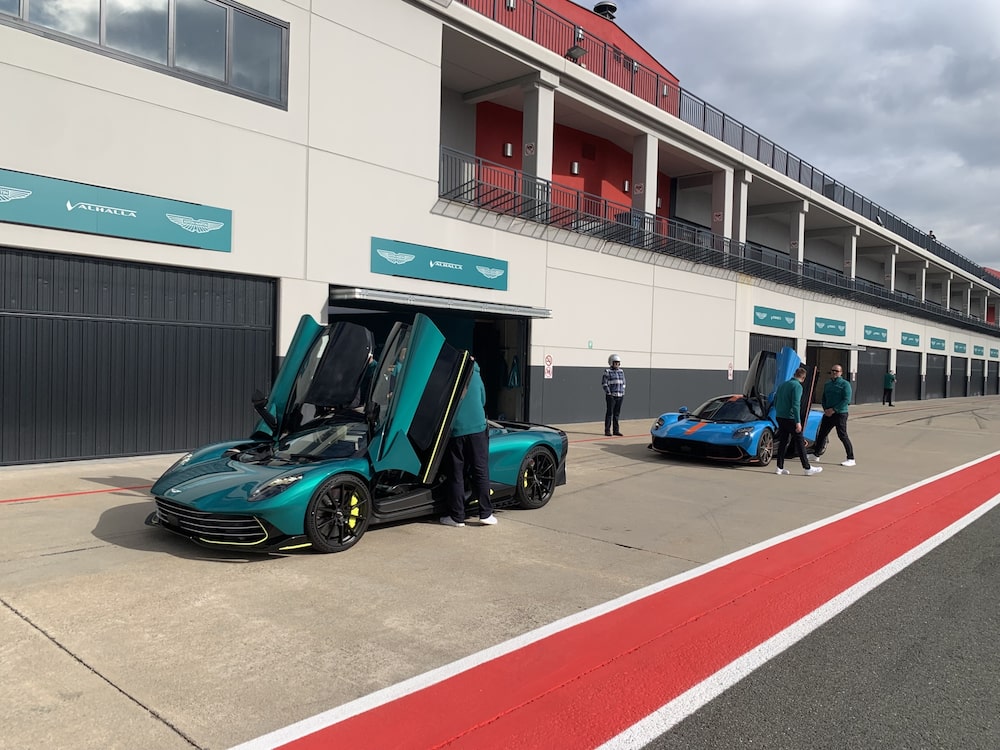 O Valhalla possui uma transmissão de dupla embreagem de oito velocidades totalmente nova, com opção de trocas por borboletas no volante, uma caixa de câmbio desenvolvida especificamente para o que a Aston Martin chama de sua "era híbrida". Foto: Hannah Elliott/Bloomberg O Valhalla possui uma transmissão de dupla embreagem de oito velocidades totalmente nova, com opção de trocas por borboletas no volante, uma caixa de câmbio desenvolvida especificamente para o que a Aston Martin chama de sua "era híbrida". Foto: Hannah Elliott/Bloomberg