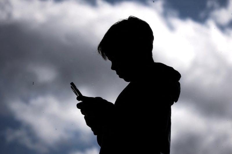 Parents Phone Addiction Affects Bond with Kids, New Study Finds Parents Phone Addiction Affects Bond with Kids, New Study Finds