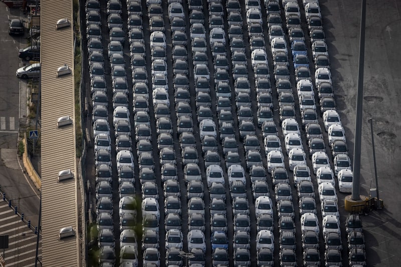 Automóviles recién fabricados en el muelle del puerto de Barcelona. Fotógrafo: Ángel García/Bloomberg Automóviles recién fabricados en el muelle del puerto de Barcelona. Fotógrafo: Ángel García/Bloomberg