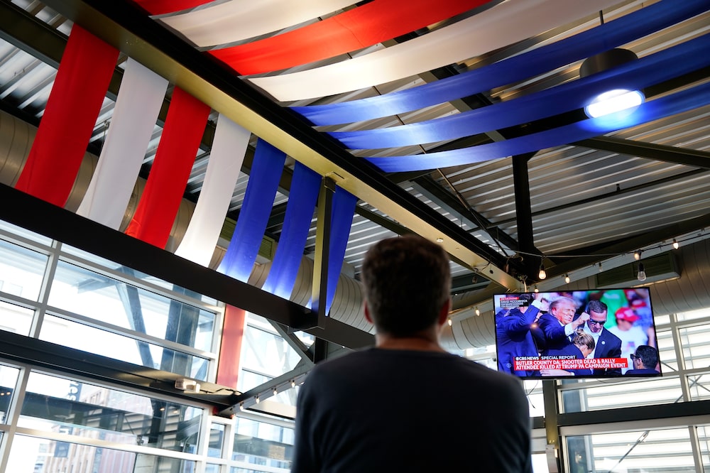 Uma pessoa assiste ao noticiário na TV americana sobre o atentado ao ex-presidente e atual candidato republicano Donald Trump neste sábado (13) na Pensilvânia (Foto: Al Drago/Bloomberg) Uma pessoa assiste ao noticiário na TV americana sobre o atentado ao ex-presidente e atual candidato republicano Donald Trump neste sábado (13) na Pensilvânia (Foto: Al Drago/Bloomberg)
