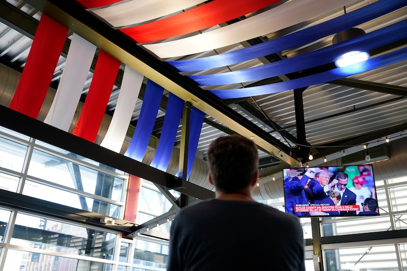 Uma pessoa assiste ao noticiário na TV americana sobre o atentado ao ex-presidente e atual candidato republicano Donald Trump neste sábado (13) na Pensilvânia (Foto: Al Drago/Bloomberg) Uma pessoa assiste ao noticiário na TV americana sobre o atentado ao ex-presidente e atual candidato republicano Donald Trump neste sábado (13) na Pensilvânia (Foto: Al Drago/Bloomberg)