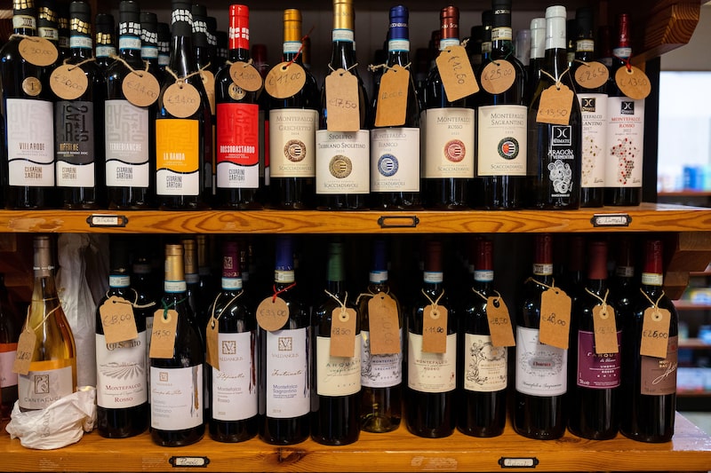 Chianti grapes hang on vines at a vineyard, owned by Marchesi Antinori SpA, around San Casciano in Val di Pesa, Tuscany, Italy on Friday, Oct. 7, 2016. CNH Industrial controls more than 50% of the niche wine-machination market, with its New Holland Braud unit selling more than 400 grape harvesters every year. Photographer: Marc Hill/Bloomberg Chianti grapes hang on vines at a vineyard, owned by Marchesi Antinori SpA, around San Casciano in Val di Pesa, Tuscany, Italy on Friday, Oct. 7, 2016. CNH Industrial controls more than 50% of the niche wine-machination market, with its New Holland Braud unit selling more than 400 grape harvesters every year. Photographer: Marc Hill/Bloomberg