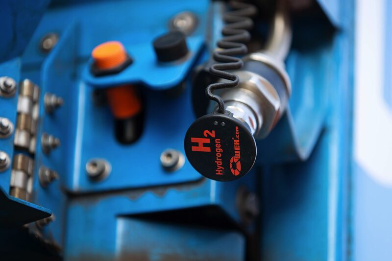 Símbolo químico del gas de hidrógeno en una surtidora Símbolo químico del gas de hidrógeno en una surtidora