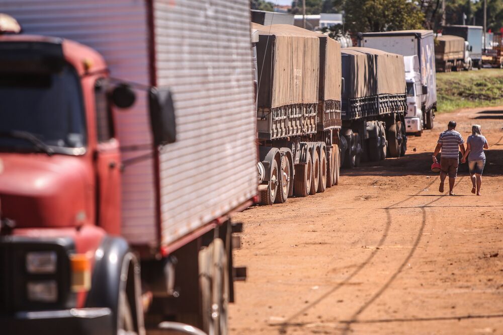 Los políticos brasileños, las empresas y los consumidores están sintiendo el pellizco en el tercer día de una huelga nacional de camioneros que ha provocado escasez de combustible y cuellos de botella en los puertos de uno de los mayores exportadores de productos básicos del mundo. Los políticos brasileños, las empresas y los consumidores están sintiendo el pellizco en el tercer día de una huelga nacional de camioneros que ha provocado escasez de combustible y cuellos de botella en los puertos de uno de los mayores exportadores de productos básicos del mundo.