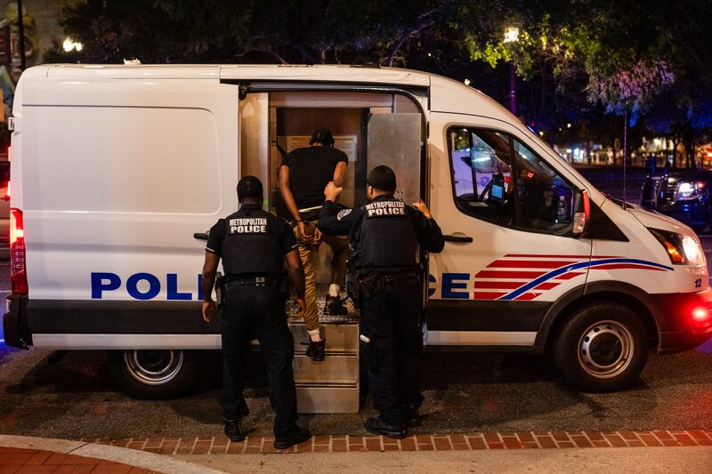 Oficiales del Departamento de Policía Metropolitana realizan un arresto durante una parada de tráfico cerca de Chinatown en Washington el 21 de agosto. Fotógrafo: Eric Lee/Bloomberg.
Oficiales del Departamento de Policía Metropolitana realizan un arresto durante una parada de tráfico cerca de Chinatown en Washington el 21 de agosto. Fotógrafo: Eric Lee/Bloomberg.