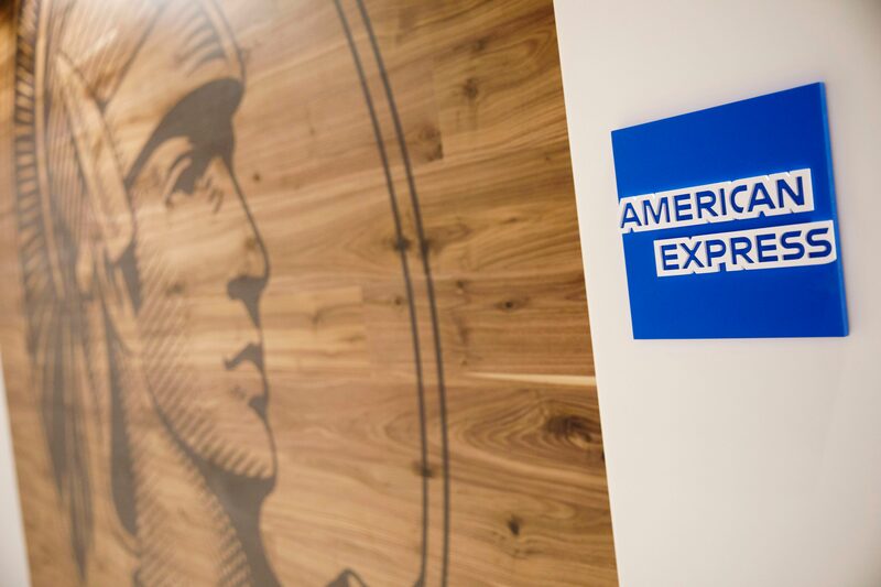Ganancias de AmEx aumentan: más compras navideñas de las esperadas impulsan las cifras. Ganancias de AmEx aumentan: más compras navideñas de las esperadas impulsan las cifras.