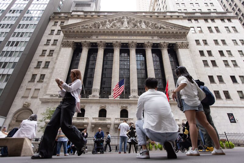 Peatones cerca de la Bolsa de Nueva York (NYSE) en Nueva York, EEUU, el miércoles 18 de septiembre de 2024. Peatones cerca de la Bolsa de Nueva York (NYSE) en Nueva York, EEUU, el miércoles 18 de septiembre de 2024.