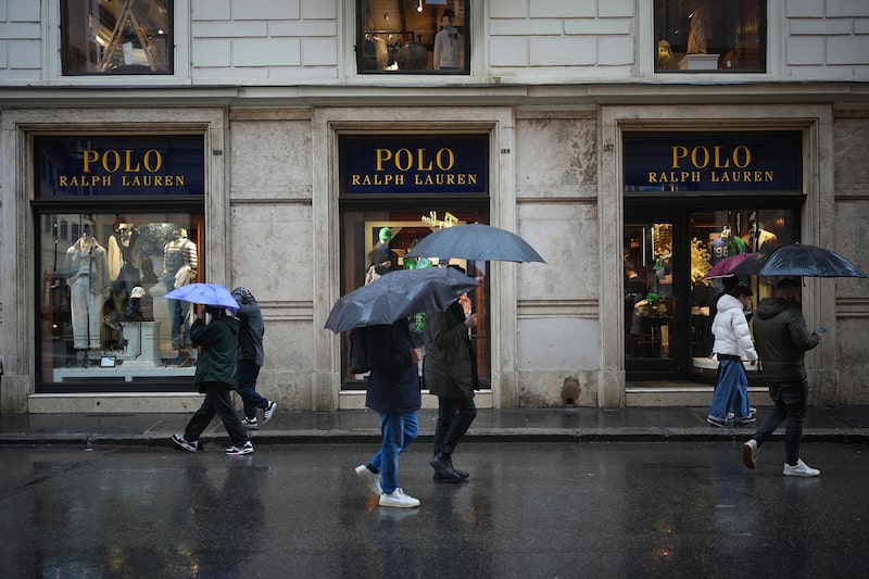 Menos promociones y precios más altos enfrían el crecimiento de Ralph Lauren. Menos promociones y precios más altos enfrían el crecimiento de Ralph Lauren.